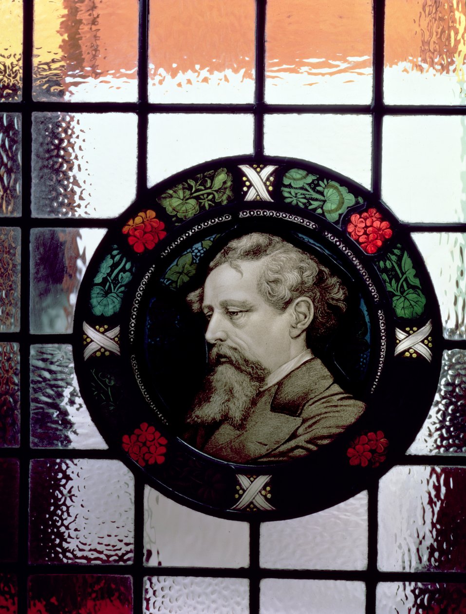 Janela mostrando a cabeça de Charles Dickens como um homem idoso (vitral) de J. Winbolt