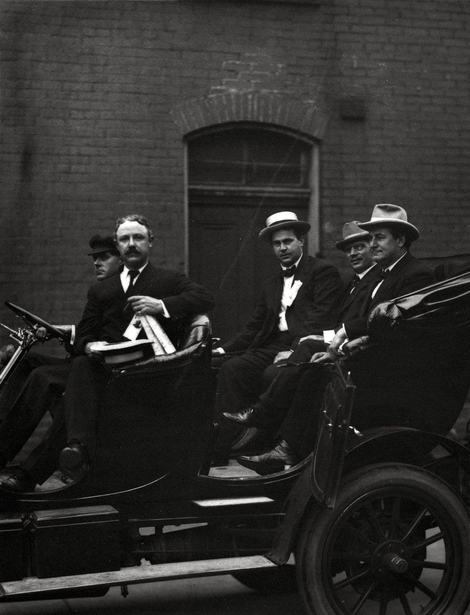 Edward F. Goltra, um delegado não identificado, Rolla Wells e William Jennings Bryan, chegando a uma sessão da Convenção Nacional Democrata de 1916, St. Louis, 11-14 de junho de 1916 de J.C. Strauss