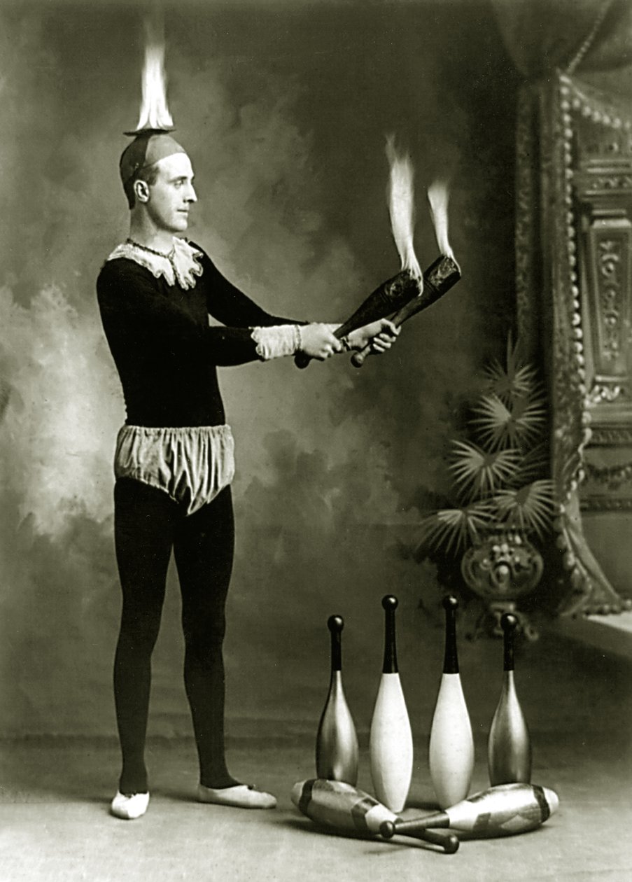 JT Doyle, circo e malabarista de carnaval com pinos flamejantes e tigela, c.1902 (foto de bw) de J.E. Pasonault
