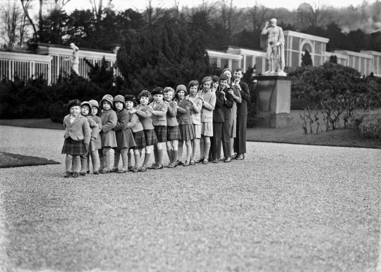 Grupo familiar Cavendish de 16 netos nos jardins de Chatsworth, Derbyshire, 1930 de JR Board