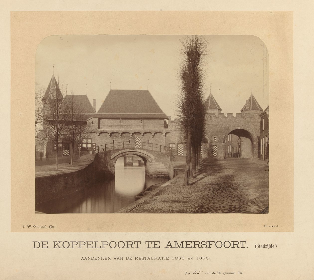 O Koppelpoort em Amersfoort (lado da cidade) (título sobre o objecto) de J.W. Wentzel