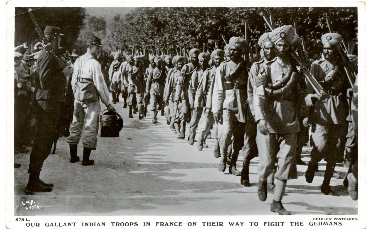 As nossas galantes tropas indianas em França, a caminho de combater os alemães. de J. Beagles and Co. London