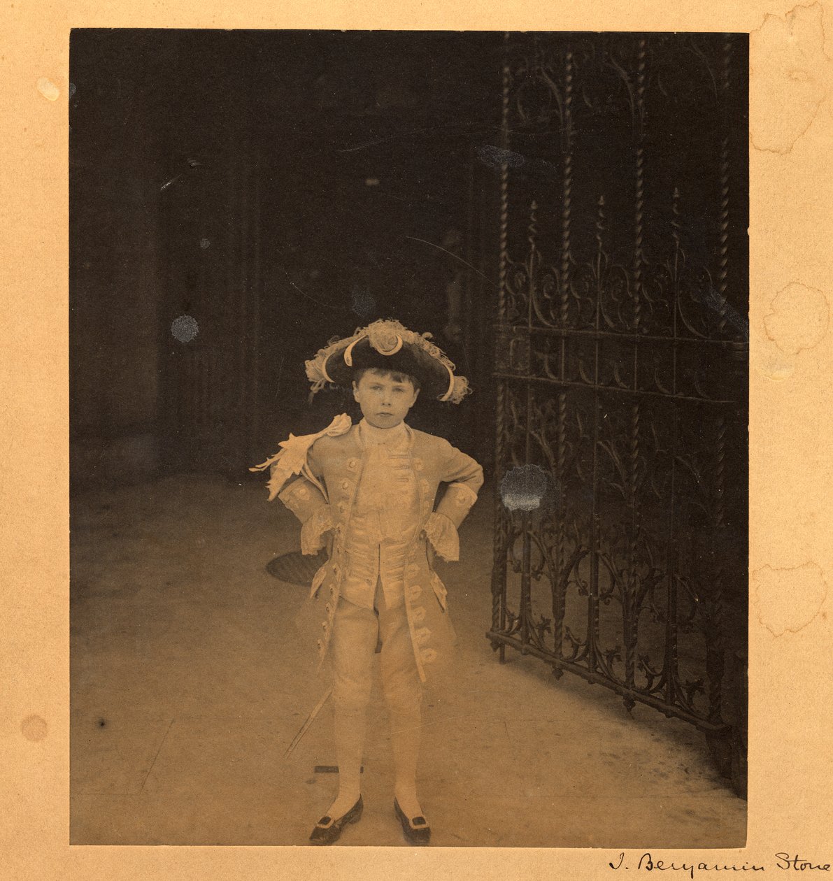 Edward Cavendish como página na Coroação de Edward VII de J. Benjamin Stone