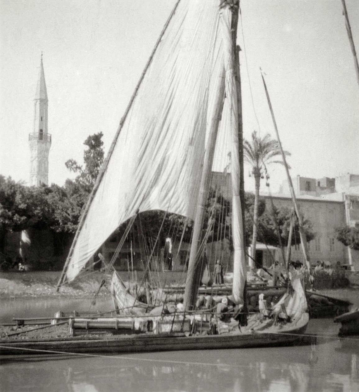 No canal Mahmoudiyah, Alexandria, Egito, século 20 de J. Dearden Holmes