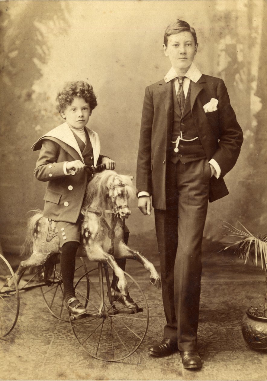 Menino jovem, ligado, seu, cavalo, montado, como, um, triciclo, seu, irmão mais velho, ao lado, 1880s, (albumen, impressão) de J. H. Killick
