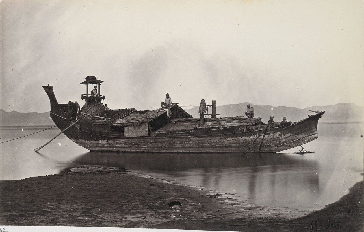 Vista de uma viga de um laung-zat ou barco de arroz atracado na margem do rio Irrawaddy de J. Jackson