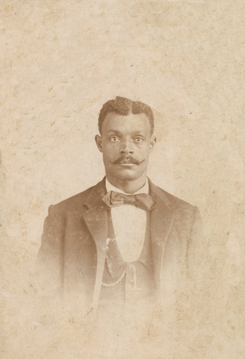 Fotografia de um homem de terno, colete e gravata, 1880 - 1900. de J. W. Taylor