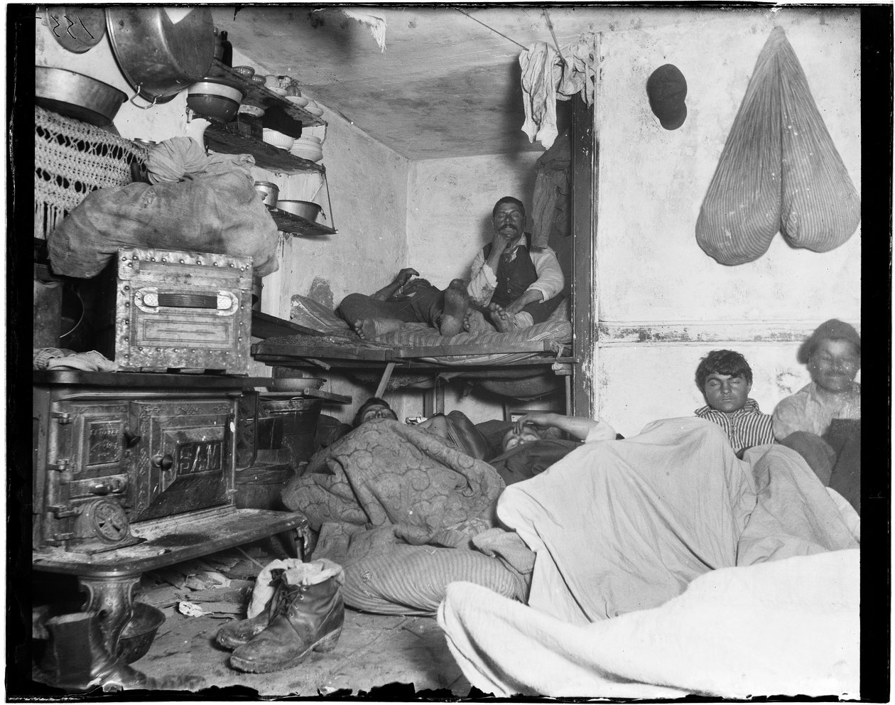 Ladrões em um prédio lotado da Bayard Street - cinco centavos por local. de Jacob August Riis
