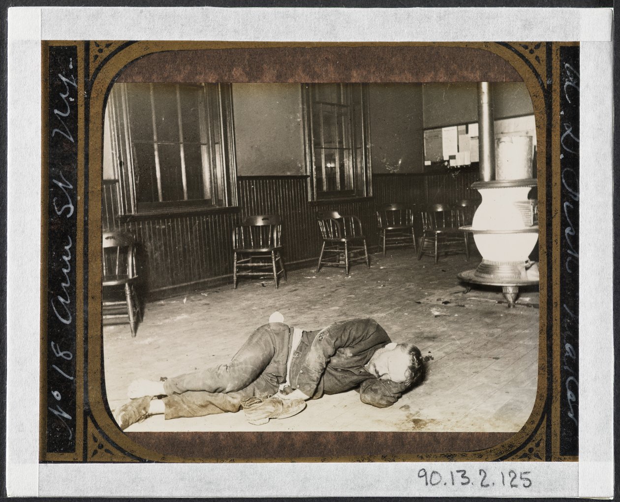 Delegacia de polícia Lodgers 19. O único tifo locatário em Eldridge Street, ele deitou ao lado do fogão no quarto dos policiais, ninguém sonhando com o que o afligia de Jacob August Riis