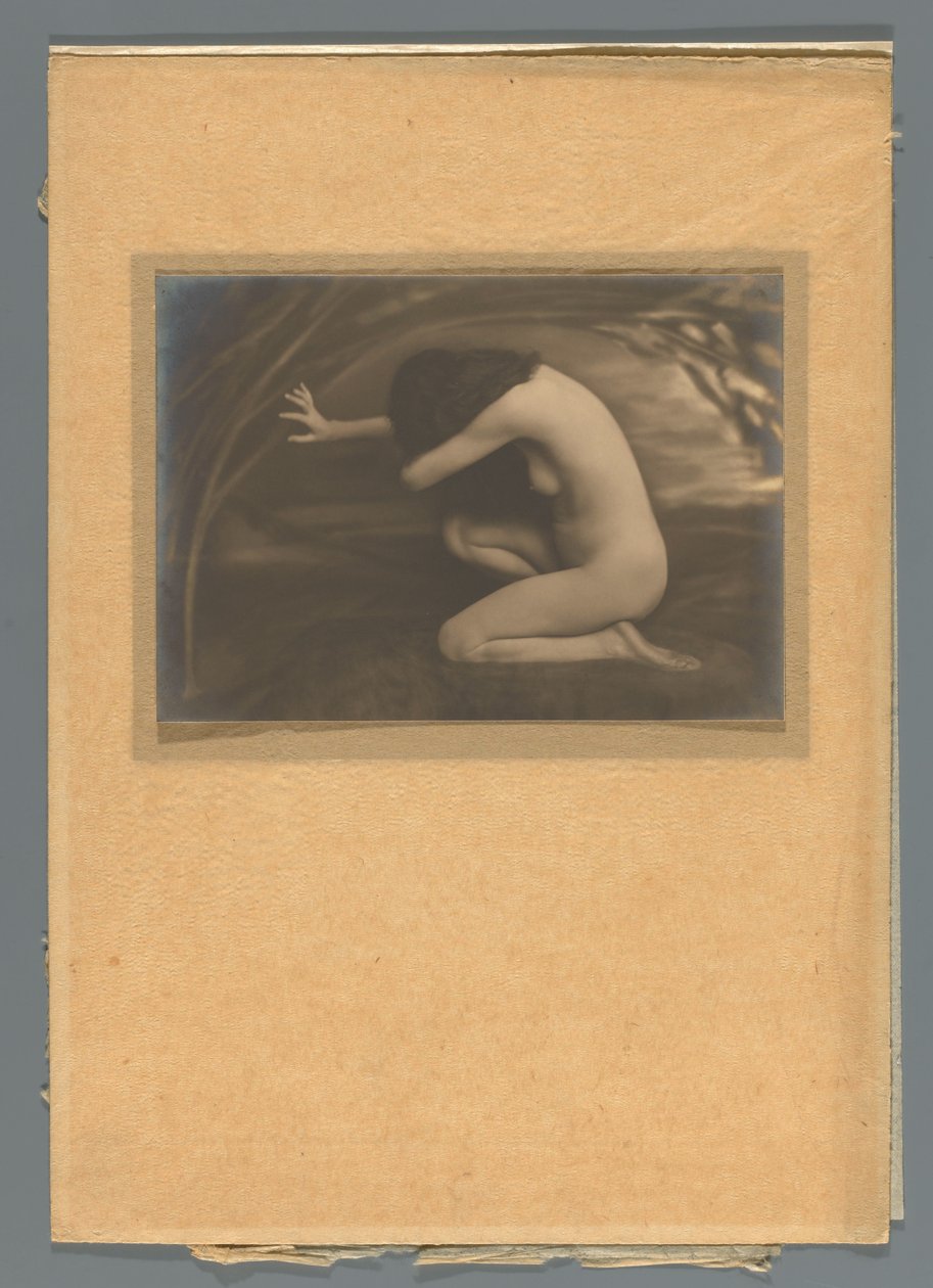Retrato de Mies Rosenboom-Merkelbach como um nu ajoelhado de Jacob Merkelbach