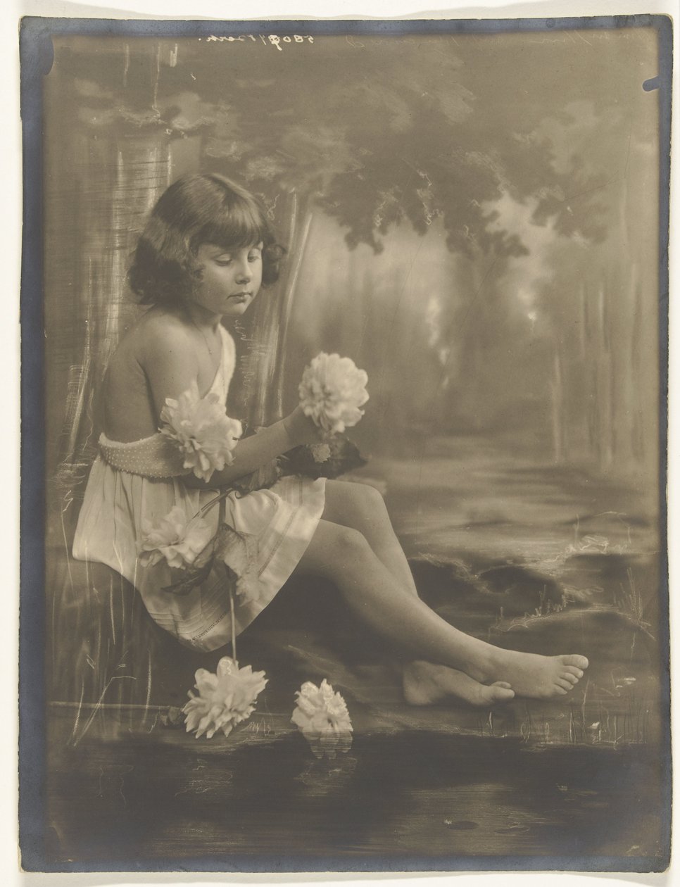 Retrato de rapariga descalça segurando um ramo de flores de Jacob Merkelbach