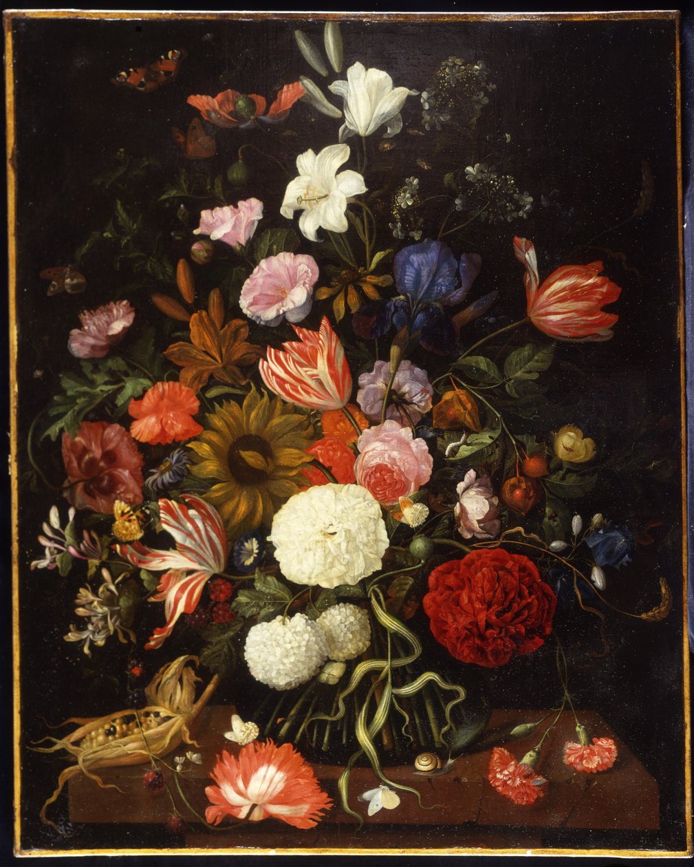 Papoilas, tulipas, rosas, cravos, bola de neve, lírios, íris, um girassol e outras flores em um vaso de vidro com uma espiga de milho em uma borda de Jacob Rootius