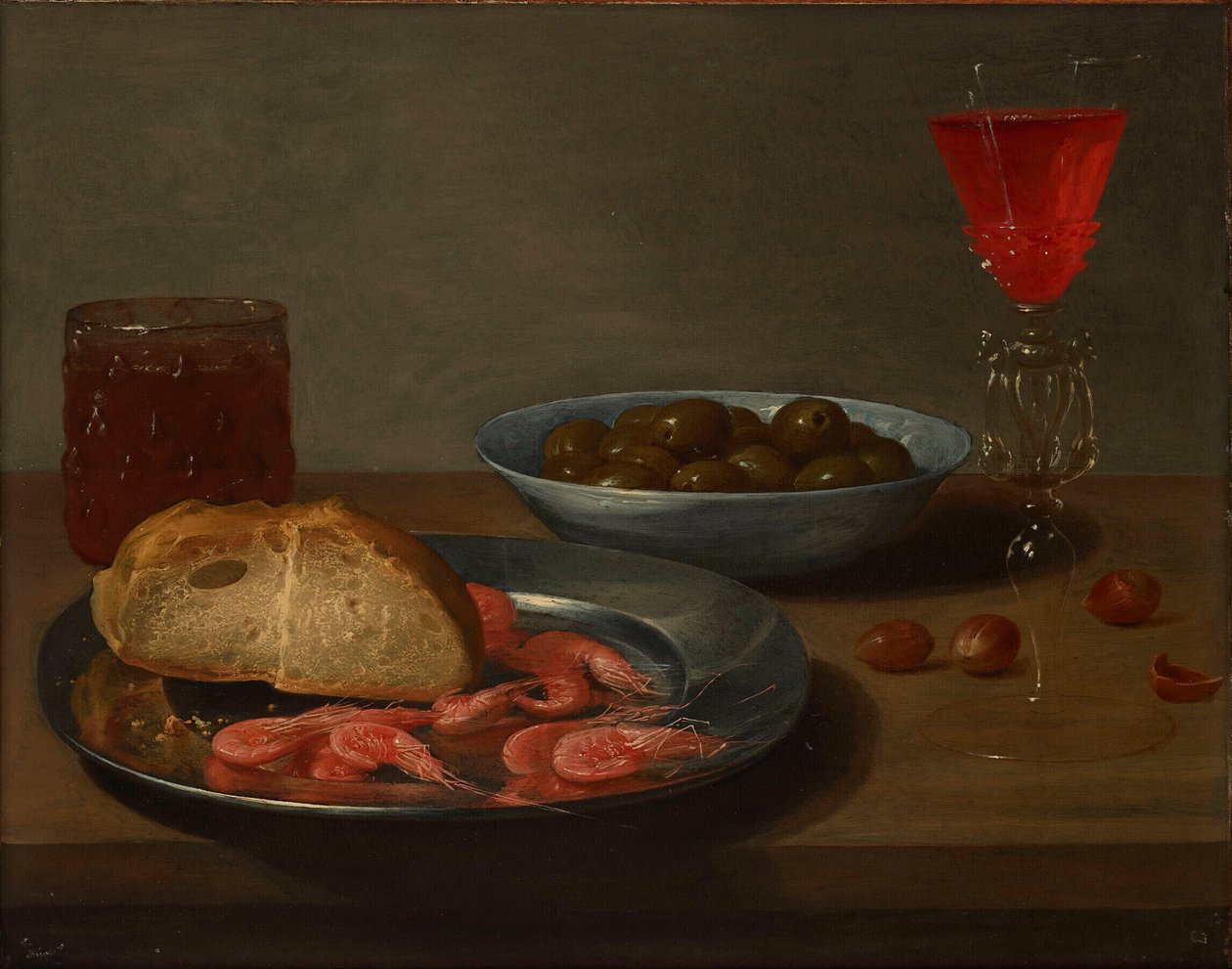 Um prato com camarões e um pãozinho, uma tigela com azeitonas, uma façon de Venise, um copo de cerveja e amêndoas numa mesa de Jacob Van Es