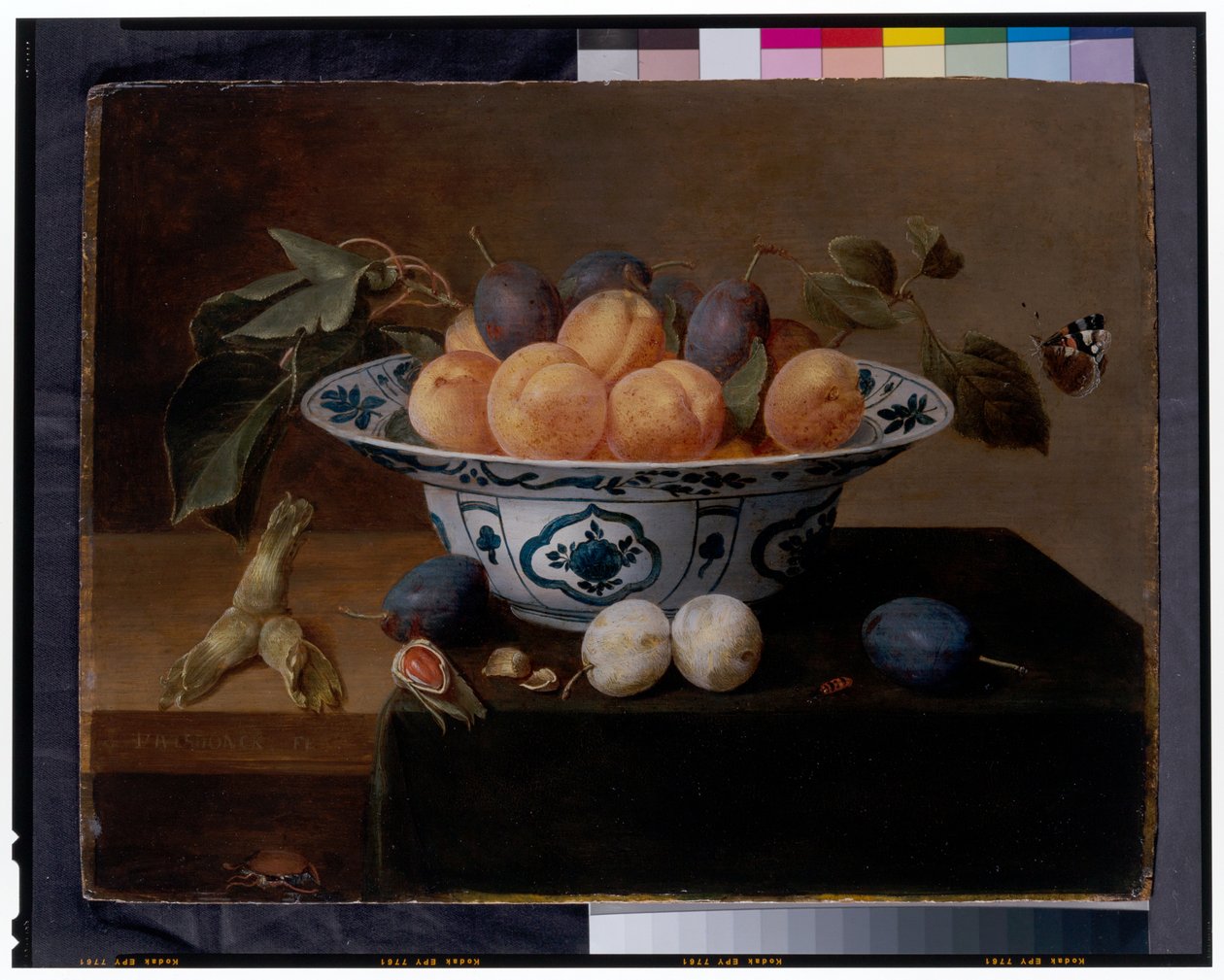 Natureza-morta de alperces e ameixas num prato Wan Li, com escaravelhos e uma borboleta numa sebe de Jacob van Hulsdonck