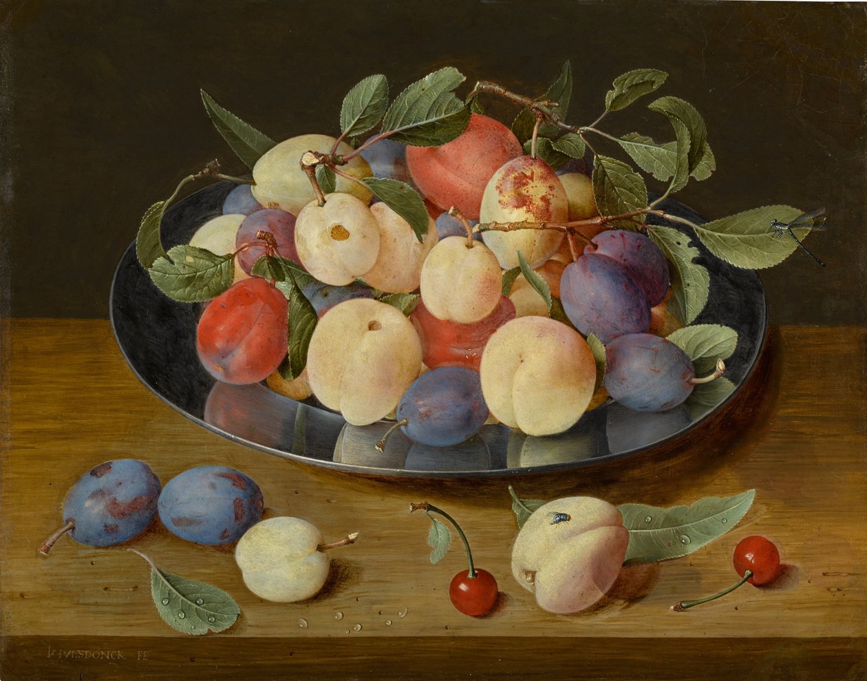 Natureza-morta de ameixas e pêssegos num prato de estanho, com ameixas, um pêssego e cerejas, tudo sobre uma mesa de Jacob van Hulsdonck