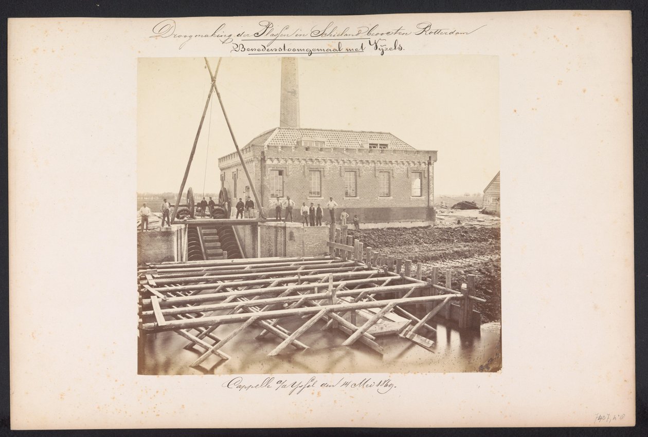 Abaixo da Estação de Bombeamento a Vapor com Vijzels / Capelle aan den IJssel den 14 de maio de 1869 (título no objeto) Recuperação dos Lagos em Schieland leste de Rotterdam (título da série no objeto) de Jacobus van Gorkom jr.