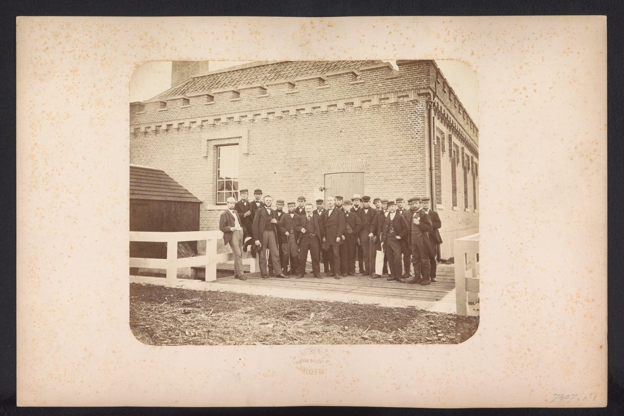 Foto de grupo dos operários, 1867-1869 Recuperação dos Lagos em Schieland leste de Rotterdam (título da série no objeto) de Jacobus van Gorkom jr.