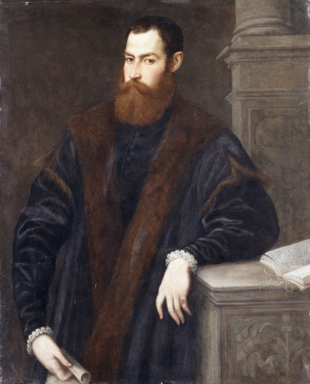 Retrato de um cavalheiro, com três quartos de comprimento, com um casaco de pelos, segurando um documento e encostado a um pedestal, de Jacopo Robusti Tintoretto