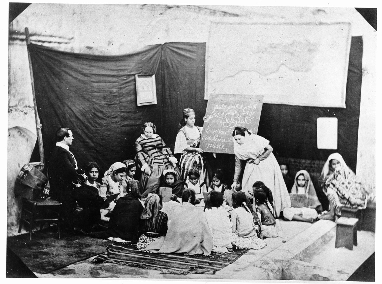 Escola para meninas ensinadas por Madame Luce, Argel, 1856 de Jacques Antoine Moulin