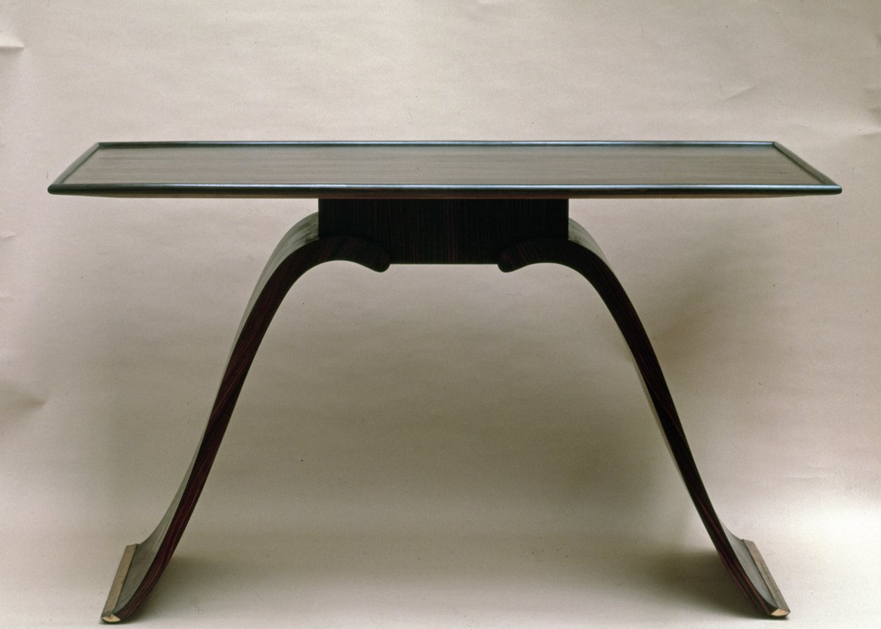 Mesa de ébano de Macassino, com pés de latão, de Emile Jacques Ruhlmann, c.1930-32 de Jacques Emile Ruhlmann