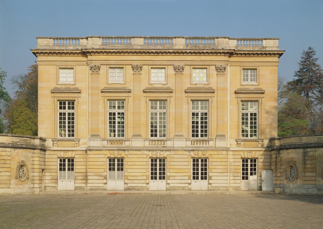 Vista da fachada do pátio do Petit Trianon, construído em 1762-64 de Jacques Ange Gabriel