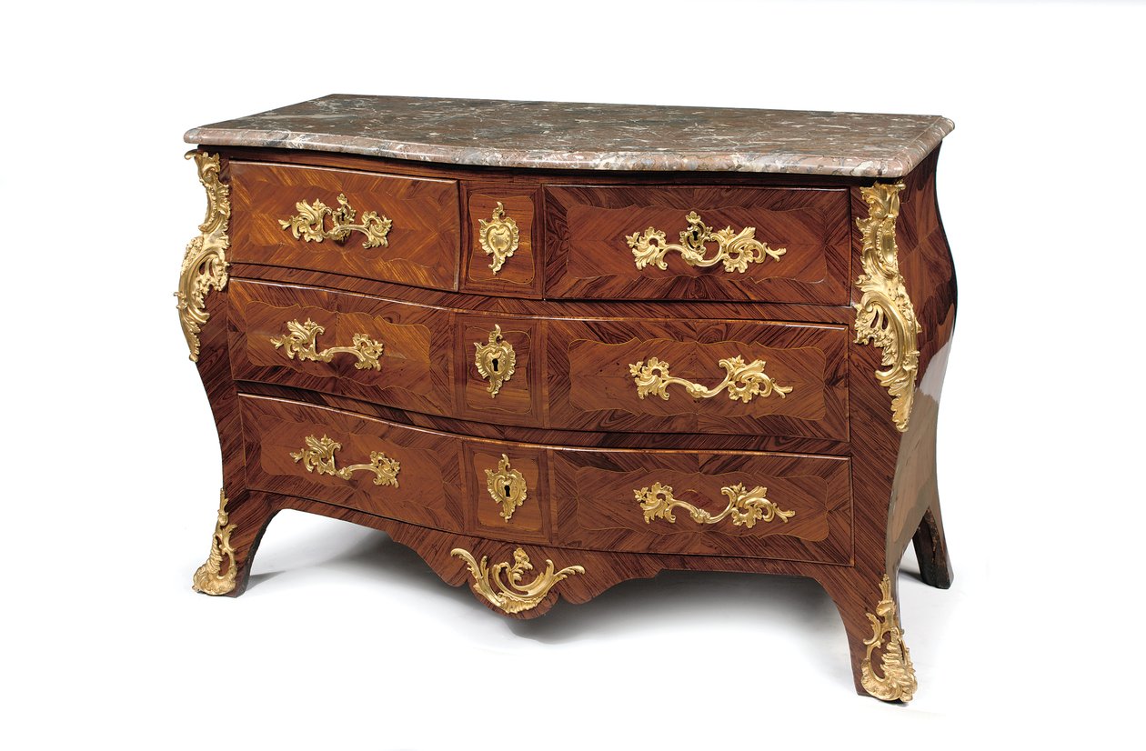 Cômoda de bombe Luís XV, terceiro quarto do século 18 (pau-santo mou8nted ormolu, pau-túlipa, mármore e marchetaria) de Jacques Birckle