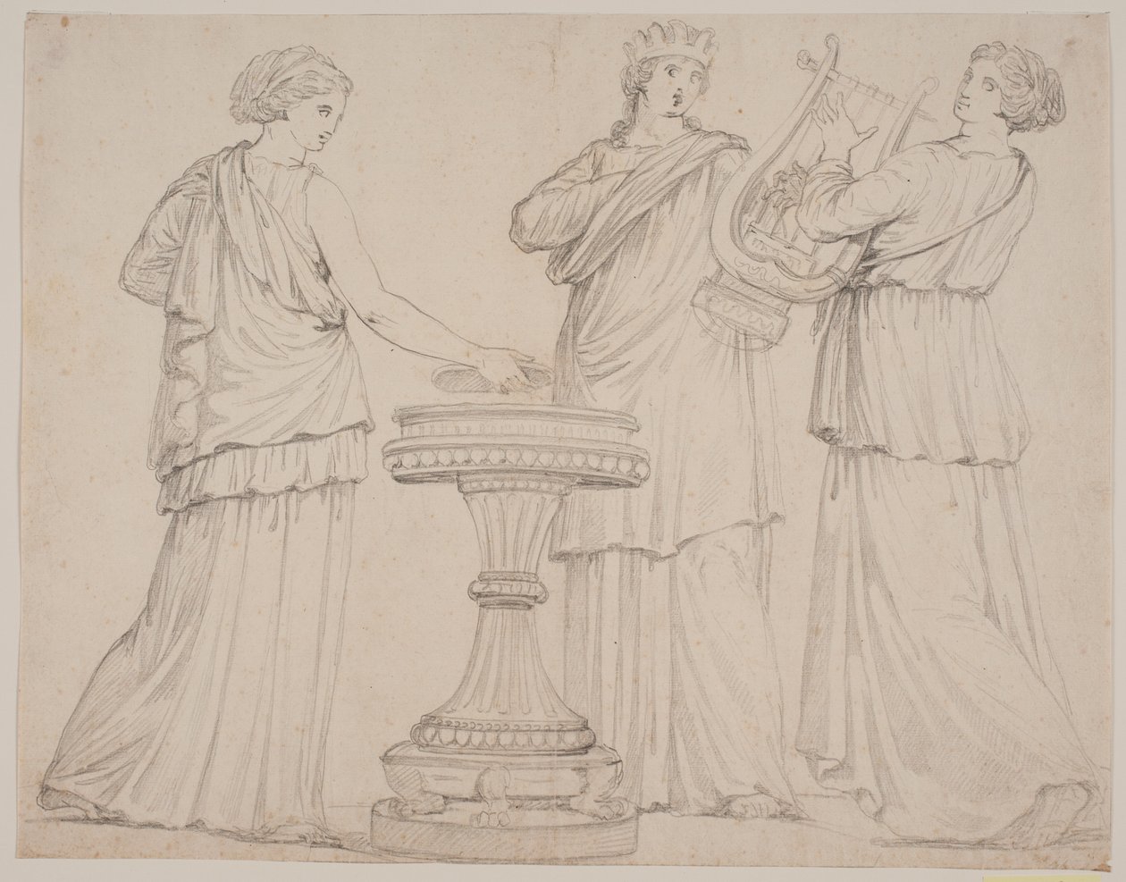 Três mulheres em vestes gregas em um altar. A mulher t.v. com um comprimido (?), no centro com uma coroa, t.h. com uma lira (terpsicore?) de Jacques Francois Joseph Saly