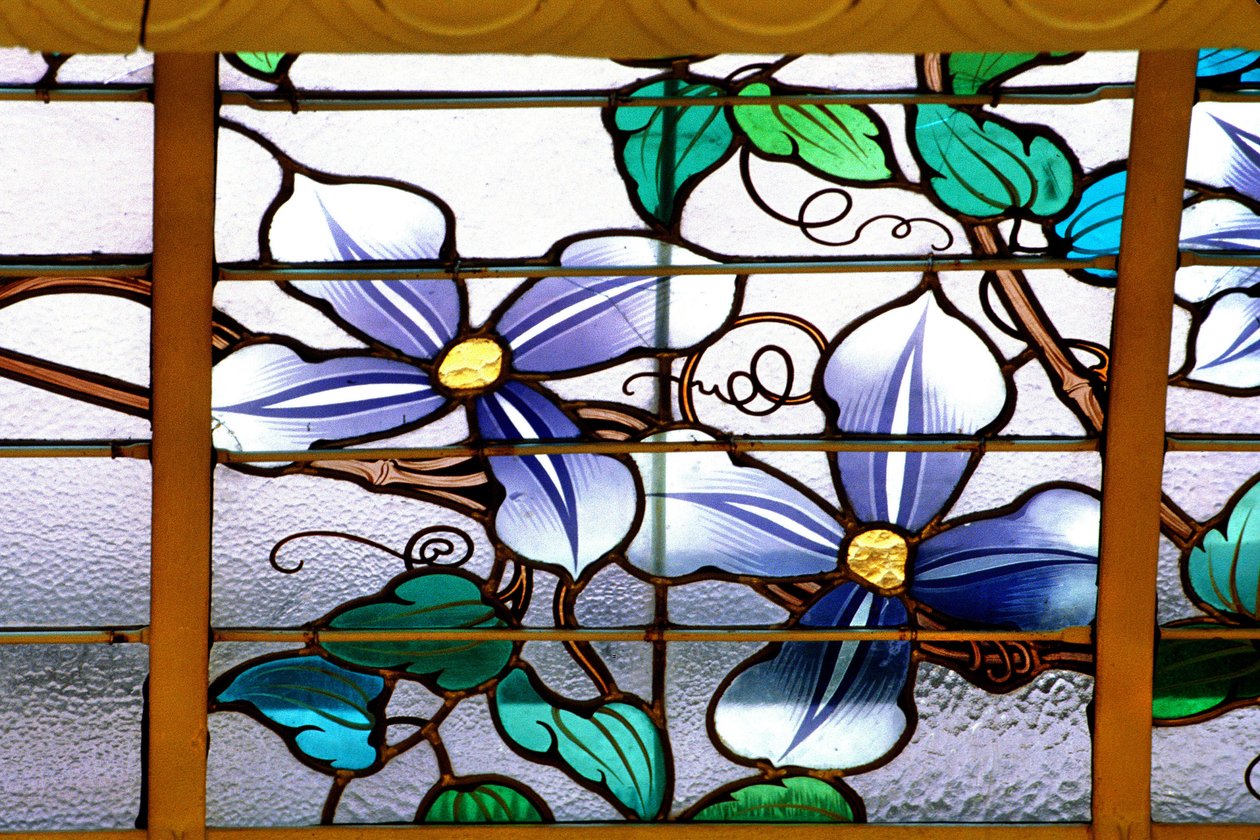 Nancy (departamento 54), Art Nouveau, "La verriere aux Clematites" (1901) - detalhe, Stained glass de Jacques Gruber (1870-1936), no Credit Lyonnais, rue St Georges de Jacques Gruber