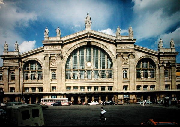 Vista da fachada da Gare du Nord, construída entre 1861 e 1863 de Jacques Ignace Hittorff
