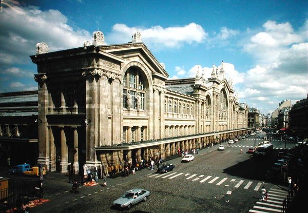 Vista da fachada da Gare du Nord, construída em 1861-63 de Jacques Ignace Hittorff