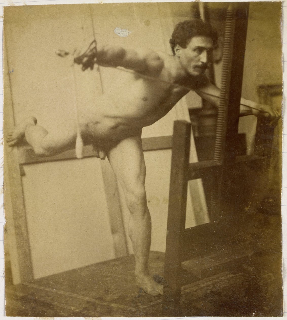 Estudo de um modelo masculino nu, inclinado para a frente com a perna direita para trás, no estúdio de Jacques de Lalaing de Jacques Lalaing (attributed to)