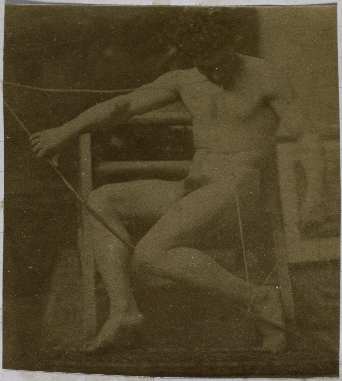 Estudo de um modelo nu masculino, sentado num degrau, visto de frente com uma corda e uma vénia no colo, no estúdio de Jacques de Lalaing de Jacques Lalaing (attributed to)