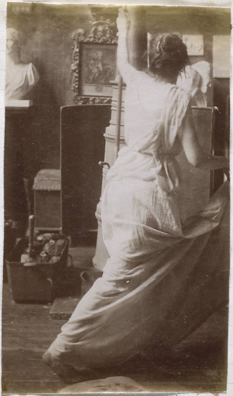 Estudo de uma modelo feminina em drapejamento, vista por trás, no estúdio de Jacques de Lalaing de Jacques Lalaing (attributed to)