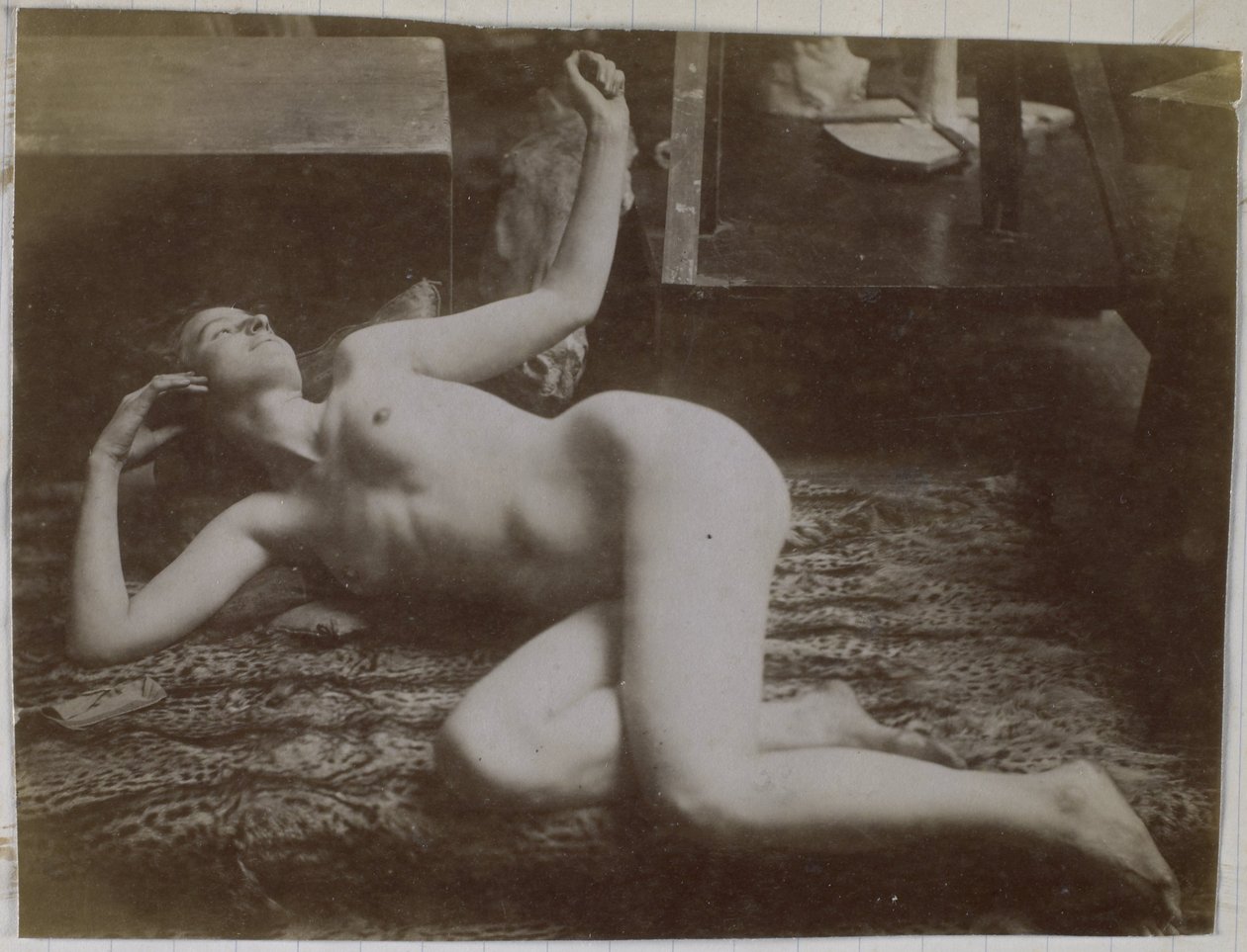 Estudo de uma modelo nua feminina, deitada sobre pele de tigre, no estúdio de Jacques de Lalaing de Jacques Lalaing (attributed to)