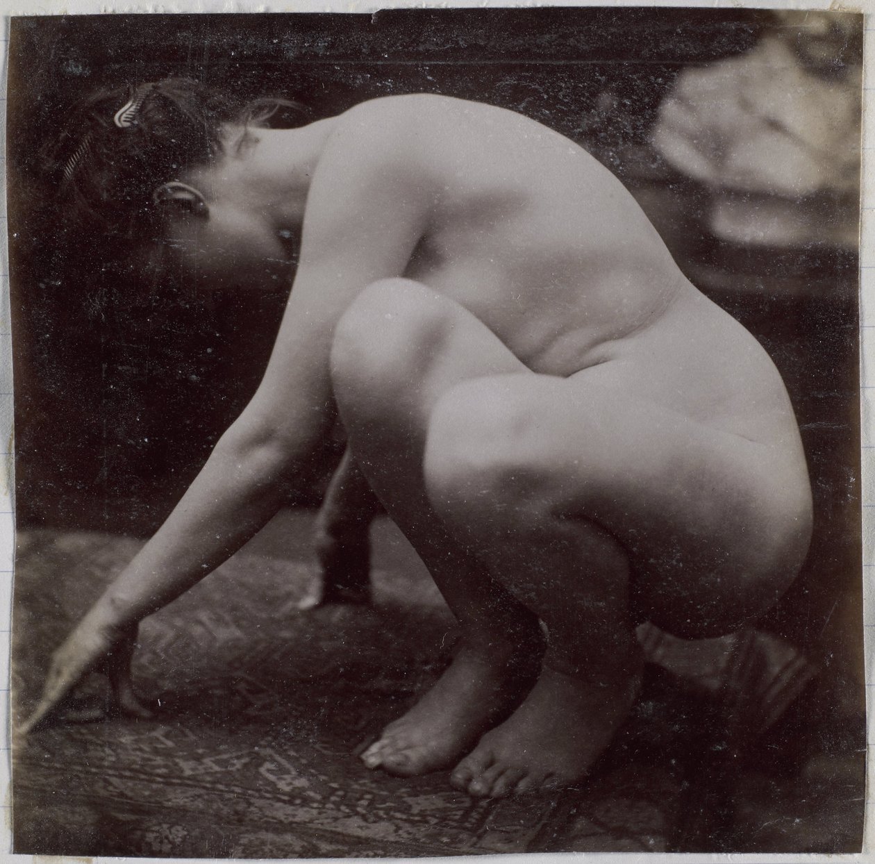 Estudo de um modelo feminino nu, visto de lado, no estúdio de Jacques de Lalaing, estudo preliminar de elemento para uma fonte no Musee des Beaux arts, Tournai e para uma fonte circular de Jacques Lalaing (attributed to)