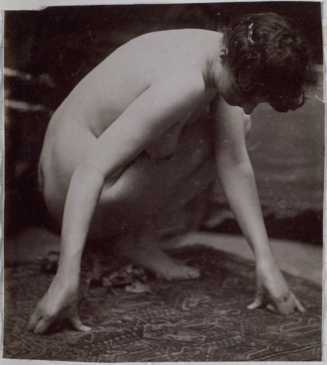 Estudo de um modelo feminino nu, visto de lado, no estúdio de Jacques de Lalaing, estudo preliminar de elemento para uma fonte no Musee des Beaux arts, Tournai e para uma fonte circular de Jacques Lalaing (attributed to)
