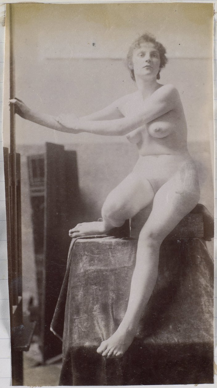 Estudo de uma modelo feminina nua, sentada e vista de frente, no estúdio de Jacques de Lalaing, estudo preliminar para a pedra tumular Fernand Scribe no cemitério de Gand de Jacques Lalaing (attributed to)