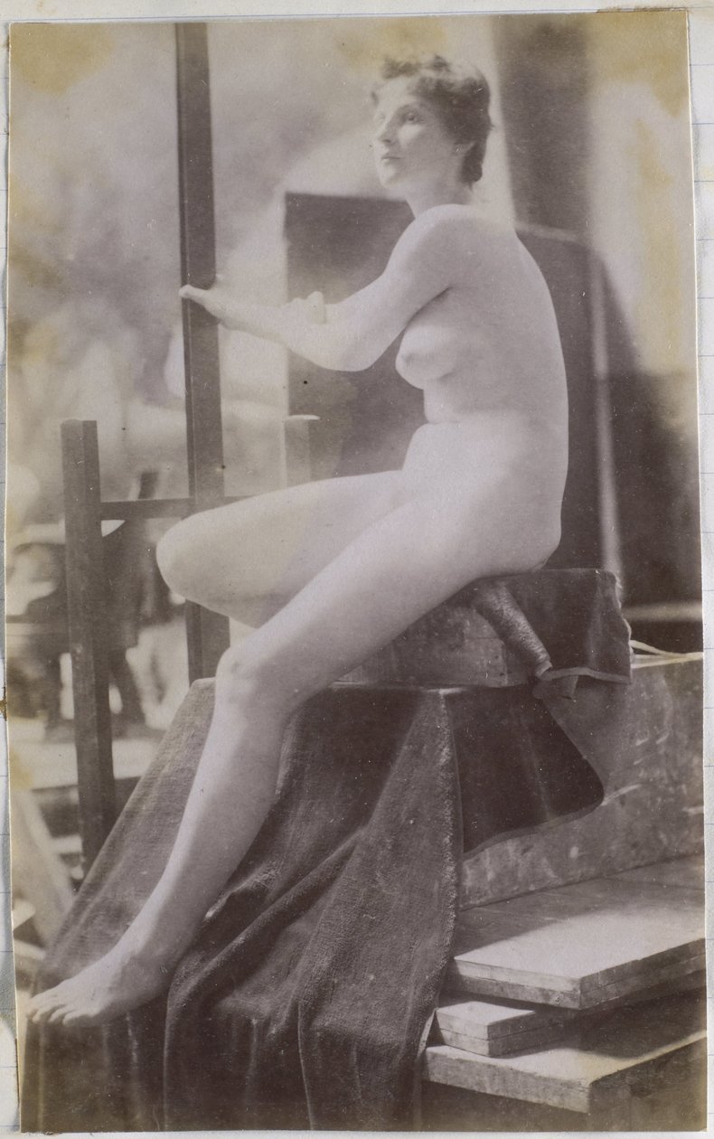 Estudo de uma modelo feminina nua, sentada no palco e vista obliquamente de lado, no estúdio de Jacques de Lalaing, estudo preliminar para a pedra tumular Fernand Scribe no cemitério de Gand de Jacques Lalaing (attributed to)