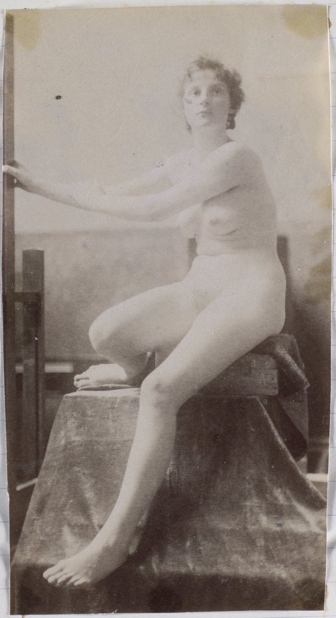 Estudo de uma modelo feminina nua, sentada no palco e vista de frente, no estúdio de Jacques de Lalaing, estudo preliminar para a pedra tumular Fernand Scribe no cemitério de Gand de Jacques Lalaing (attributed to)