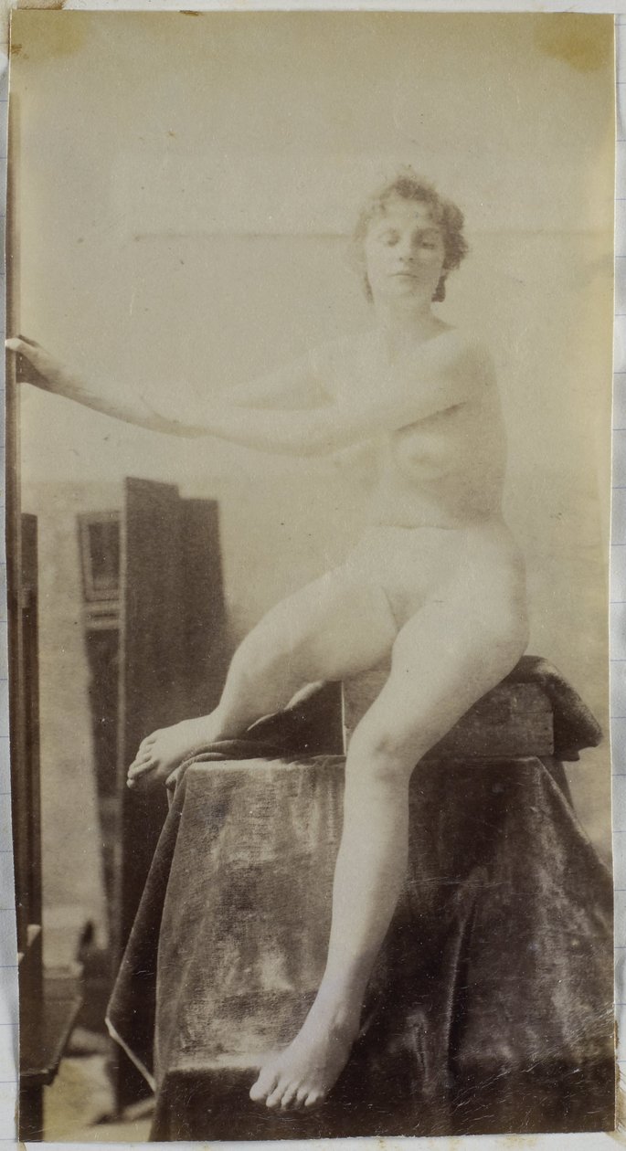 Estudo de um modelo nu feminino, sentado no palco ao lado de um cavalete e visto de frente, no estúdio de Jacques de Lalaing, estudo preliminar para o túmulo monumento Fernand Scribe no cemitério de Ghent de Jacques Lalaing (attributed to)