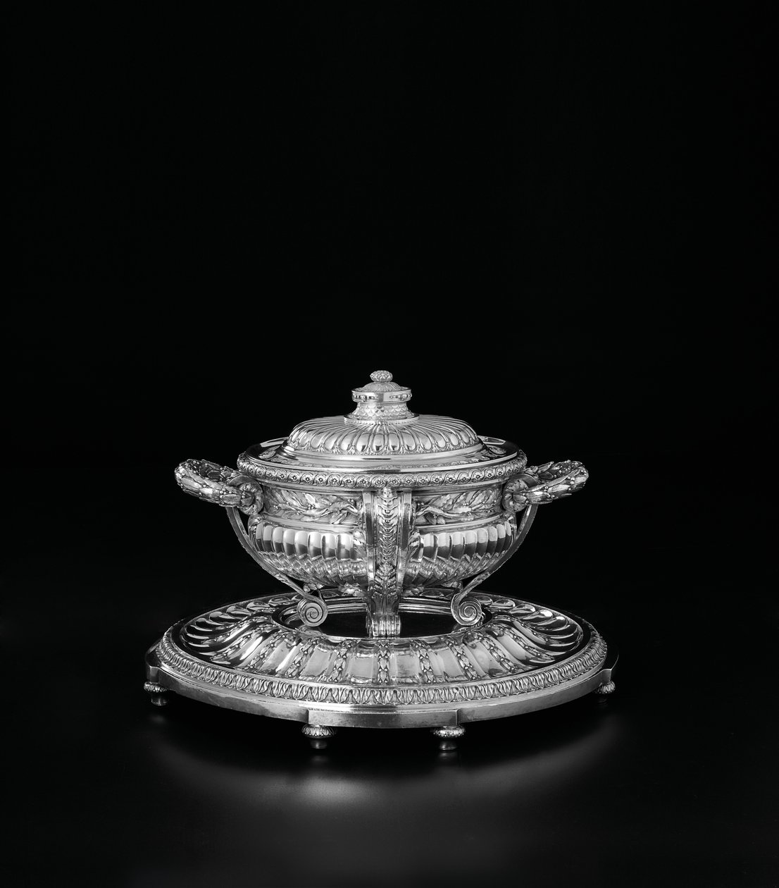 Terrina de sopa Luís XV, tampa e suporte do serviço Orloff, 1770 de Jacques Nicolas Roettiers