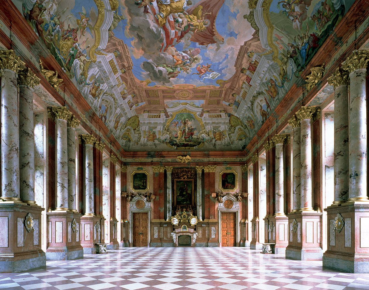 O salão de mármore na igreja da abadia de St. Florian de Jakob Prandtauer