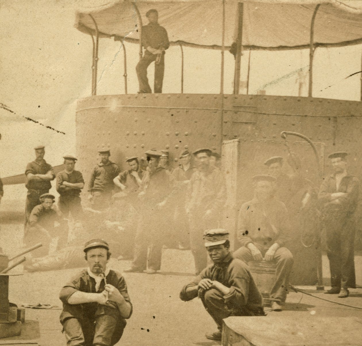 Tripulação no convés do USS Monitor, 1862 (impressão em sépia) de James F. Gibson