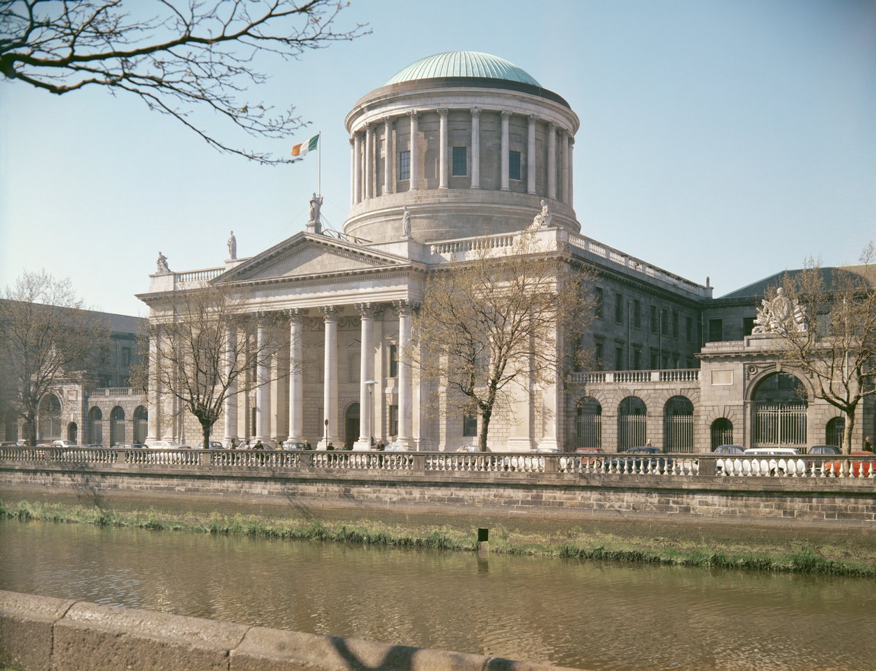Four Courts, Dublin, visto do rio Liffey, construiu 1796-1802 de James Gandon