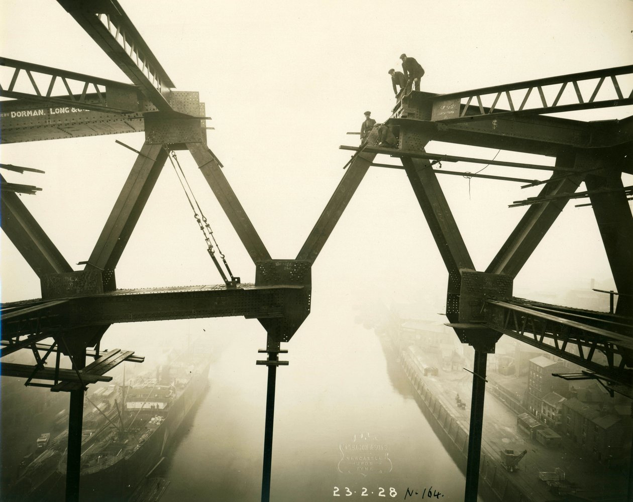 A Ponte Tyne em construção, 23 de fevereiro de 1928 de James Geddie