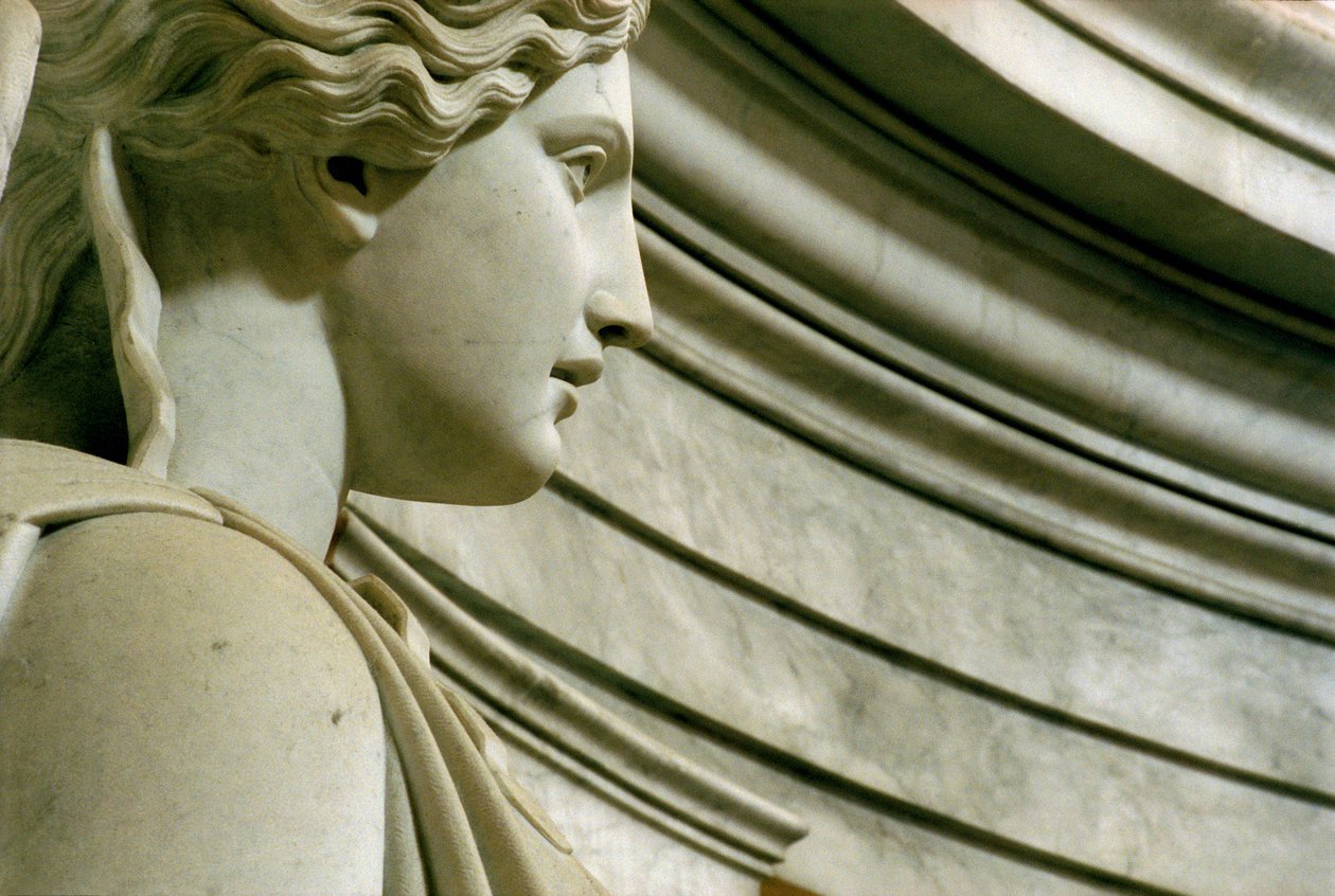 Túmulo de Napoleão Bonaparte 1769-1821 detalhe de uma das 12 vitórias aladas, 1841-61 pedra e mármore colorido de James Pradier