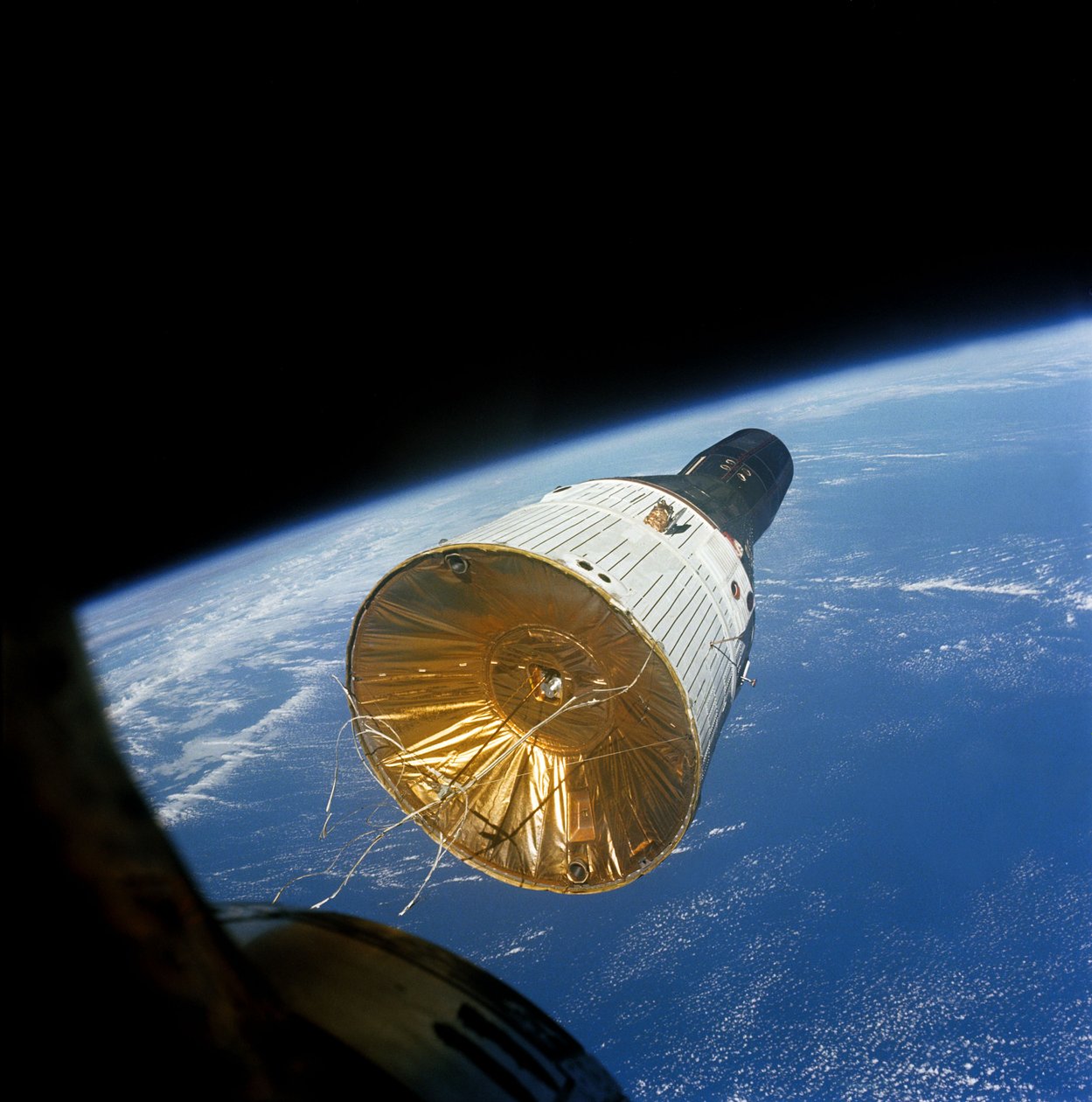 Gemini VI em órbita 160 milhas 257 km acima da Terra, 15 de dezembro de de James A Lovell Jr