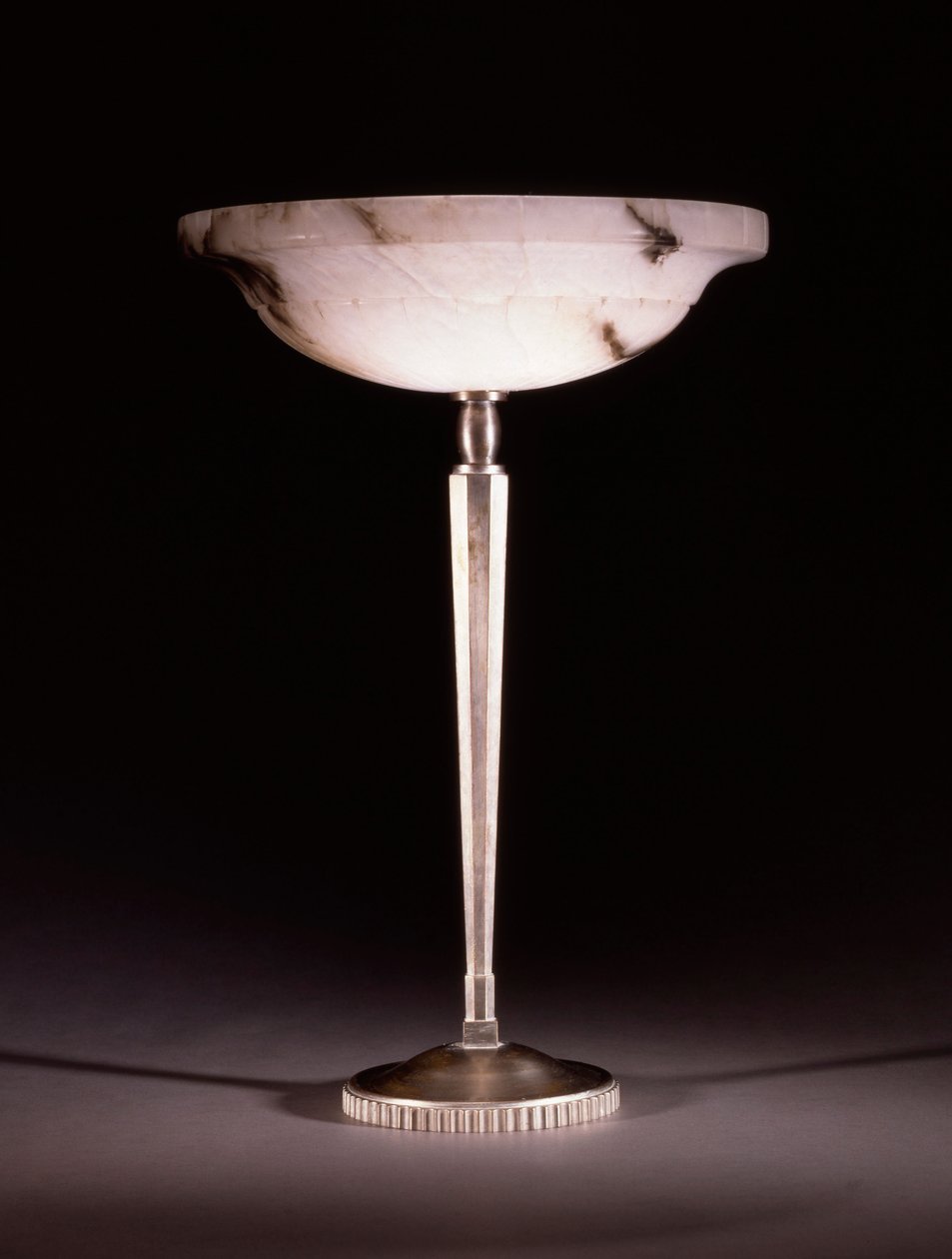 Um abajur de bronze prateado projetado por Jacques-Emile Ruhlmann (1879-1933), c.1913 de James Baker (attr. to) Pyne