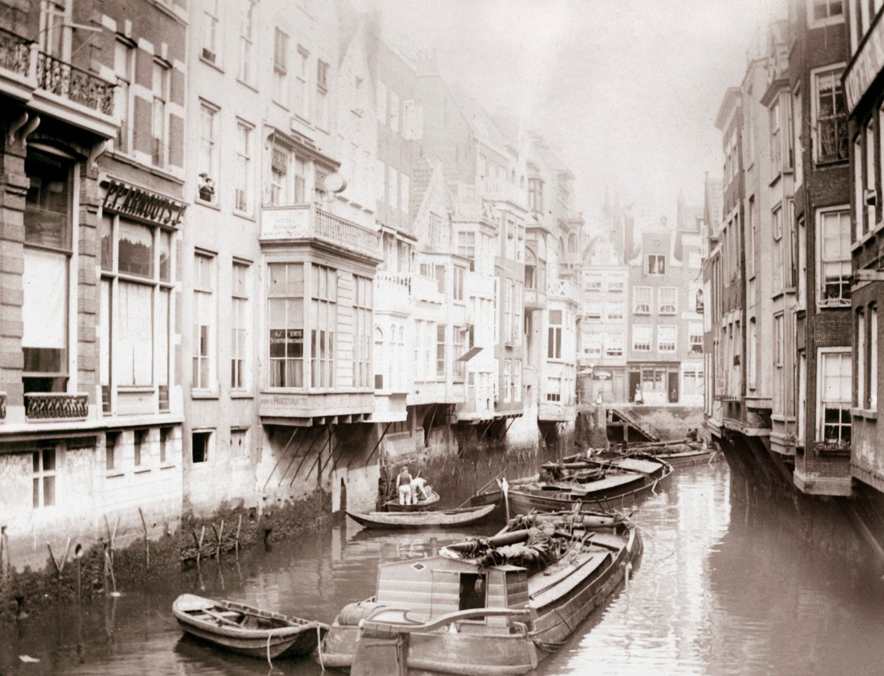 Barcos no canal, Amsterdã, 1898. de James Batkin