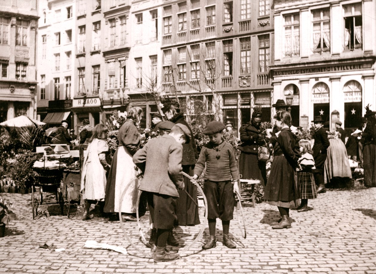 Meninos com aros em um mercado, Roterdã, 1898. de James Batkin
